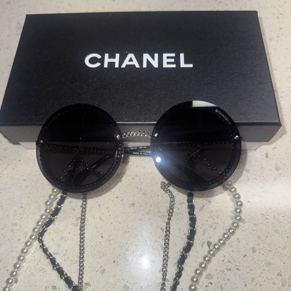 Chanel 4245 Rimless Black Sunglasses with Pearl and Other Chains In Box Italy